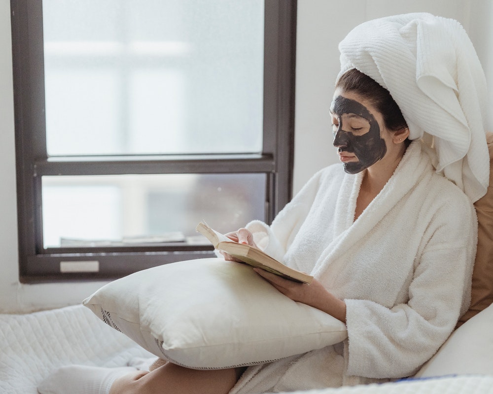 bademantil-maska-knjiga-devojka-opuštanje