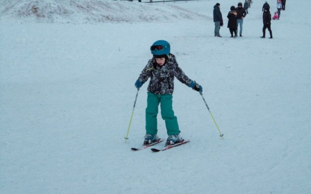 sneg-devojcica-skijanje